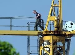 Ein Selbstmordgefährdeter Mann hält am Donnerstagvormittag (11. Mai) in Neuruppin (Ostprignitz-Ruppin) auf einem 23 Meter hohen Baukran die Polizei in Atem. (Foto: dpa)