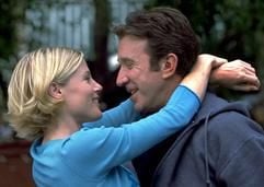 Das undatierte Szenenfoto zeigt Tim Allen als den geschiedenen Familienvater Joe Scheffer mit seiner Kollegin Meg (Julie Bowen). Joe scheint in vielerlei Beziehung durchschnittlich zu sein - ein Jedermann. Als er sich jedoch von einem Kollegen zu einer demütigenden Auseinandersetzung provozieren lässt, beschließt er, sein Leben zu ändern, nimmt Karatestunden und fordert seinen Peiniger zum Kampf. (Foto: dpa)