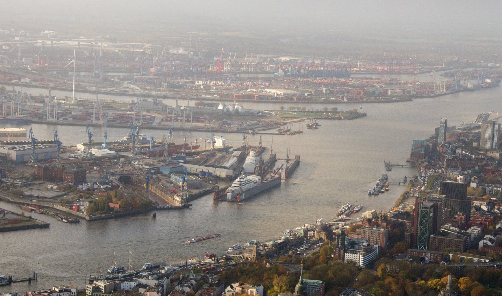 Der Hafen mit der Werft Blohm.