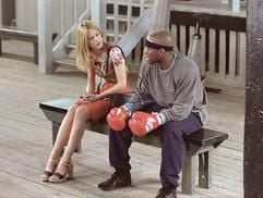 Box-Promoterin Jackie Kallen (Meg Ryan) und Boxtalent Luther (Omar Epps) unterhalten sich im neuen Kinofilm "Die Promoterin" (undatiertes Foto). Jackie entschließt sich eines Tages Box-Promoterin zu werden und entdeckt Luthers Talent. Gemeinsam mit ihm und Trainer Felix macht sie sich auf den steinigen Weg zum Champion-Titel. Auf der Biographie Amerikas berühmtester und erfolgreichster Box-Promoterin, Jackie Kallen, basiert der Film, den Regisseur und Schauspieler Charles S. Dutton als sein Erstlingswerk in Szene setzte. Der Film kommt am 24.06.2004 in die Kinos. (Foto: dpa)