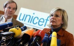 Dietrich Garlichs (l.), der Geschäftsführer von UNICEF-Deutschland spricht in Berlin auf einer Pressekonferenz zur aktuellen Situation der Organisation neben UNICEF-Botschafterin Sabine Christiansen. (Foto: dpa)
