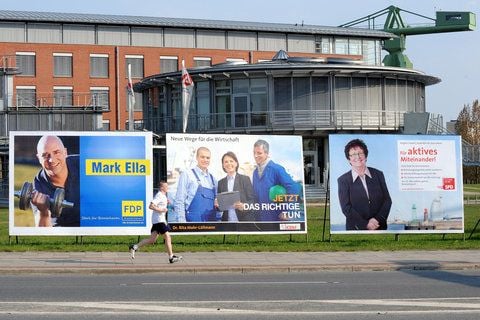 Die Wahlkampfplakate von FDP (v.l.), CDU und SPD zur Wahl der Bremischen Bürgerschaft stehen am 22.04.2011 vor dem Arbeitsamt in Bremerhaven. (ARCHIVFOTO: DPA)