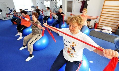 Übungen mit dem Gummiband gehören auch zum Sportprogramm der kürzlich gegründeten Reha-Gruppe in Raguhn. (FOTO: ANDRÉ KEHRER)