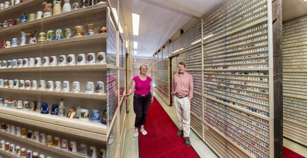 Fingerhüte bis zur Decke: Auf 75 000 bringt es Erik van de Merwe. Zu sehen sind sie in seinem Museum in Biendorf. Seine Frau Gonnie führt durch die Ausstellung.