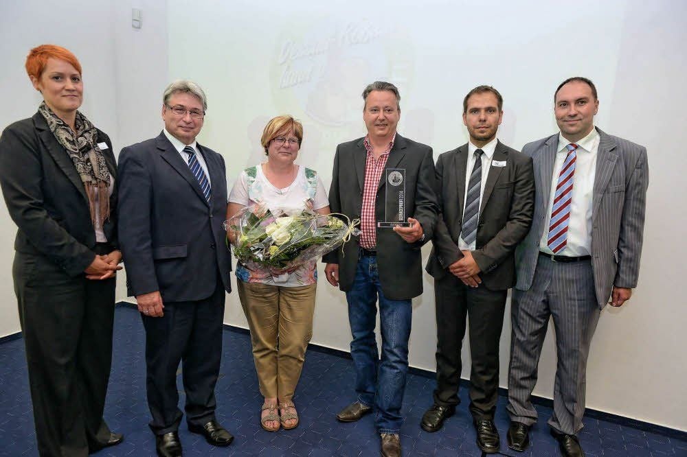 Hendrik Mrosek (M.) nimmt die Auszeichnung entgegen.