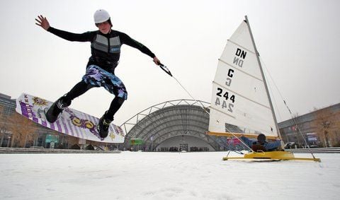 Der Wakeboarder Rene Konrad springt während eines Fototermins für die Messe Beach & Boot auf dem See vor der Leipziger Messe. (FOTO: DPA)