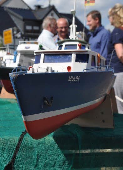Schiffsmodellsportler durften beim Schifferfest in Elster nicht fehlen.