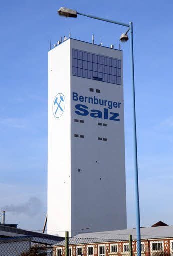 Der Förderturm des Salzwerkes ist fertig saniert.