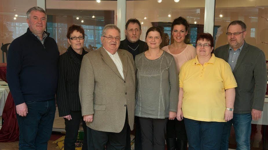 Spitzenkandidaten für die anstehende Kreistagswahl fest: (v.l.) C. Nell, Ch. Mühlhaus, J. Rössling, N. Tholen, Ch. Brehmer, E. Edler, H. Poost, A. Lüderitz. (es fehlen: T. Nell, F. Wermuth, T. Kielgaß und F. Schubert)