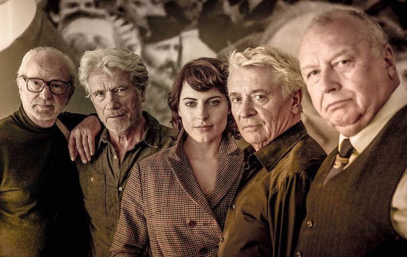 Allein unter ergrauten Männern: Antje Traue spielt mit (v. l.) Michael Gwisdek, Jürgen Prochnow, Henry Hübchen und Thomas Thieme.