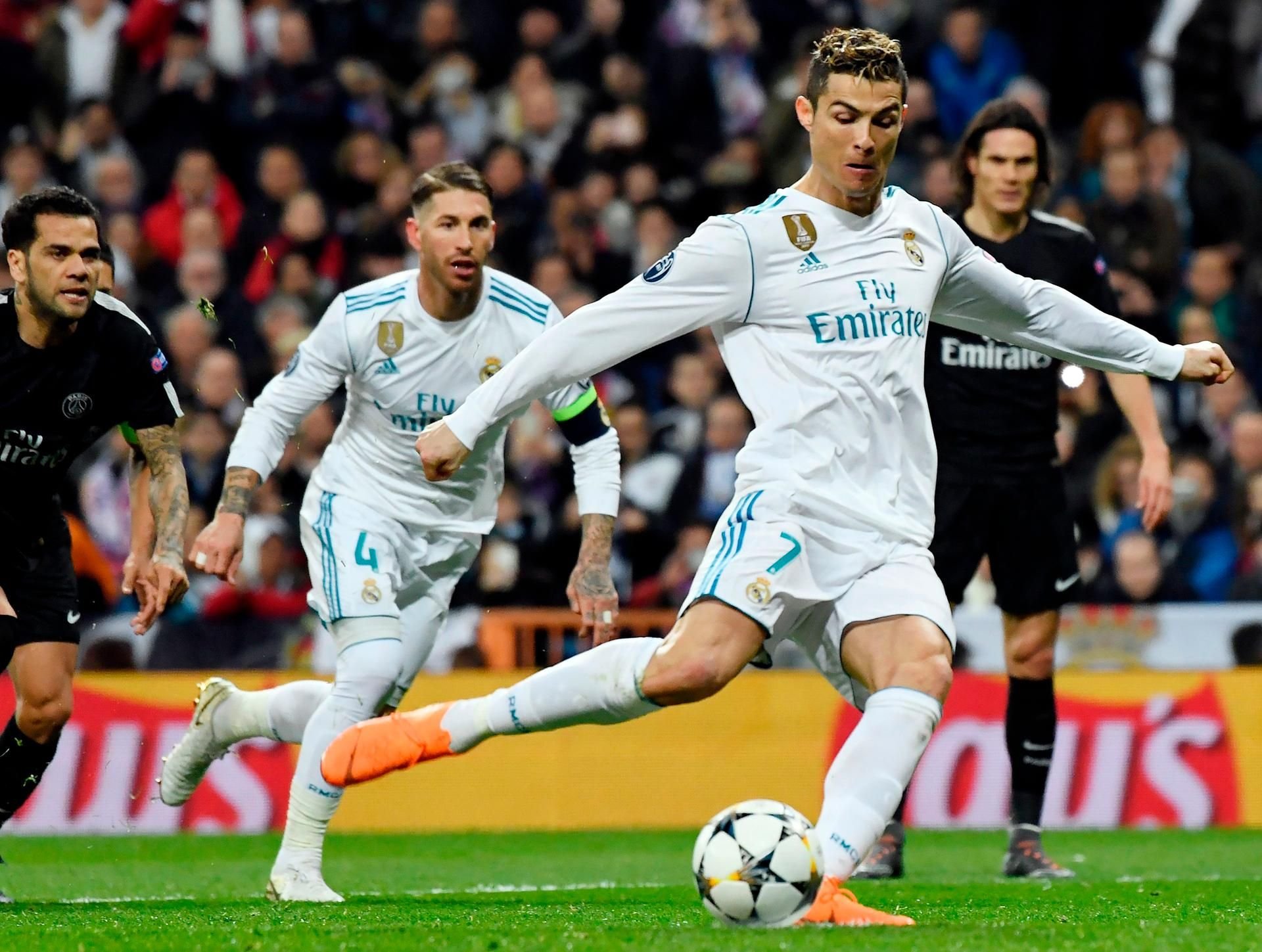 Stampft Ronaldo hier das Standbein in den Rasen, um den Ball anzuheben?