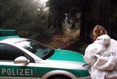 Die Polizei sperrt am Sonntag (11. September 2005) ein Waldstück bei Ratingen ab. Eine Familie hat beim Pilze suchen am Sonntagmorgen in einem Ratinger Waldstück eine Leiche - gefesselt an einen Baum - entdeckt. (Foto: dpa)