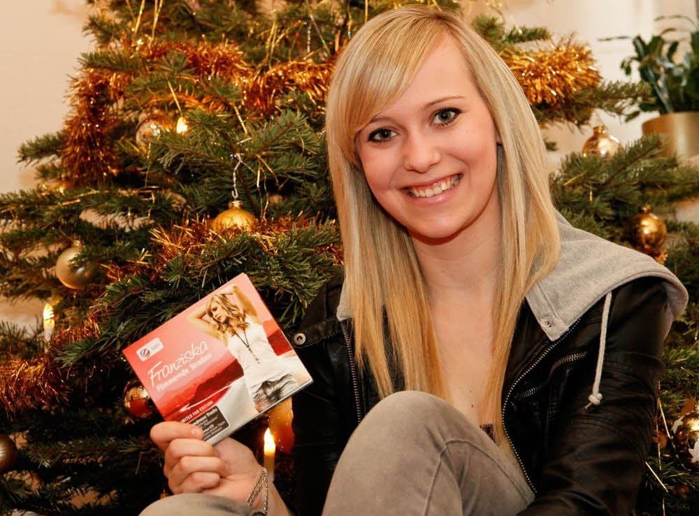 Stolz präsentiert Franziska ihr neues Album „Flimmernde Straßen“.