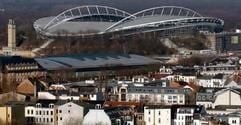 Das neue Zentralstadion erhebt sich über den Altbauten des Leipziger Zentrums. (Foto: dpa)