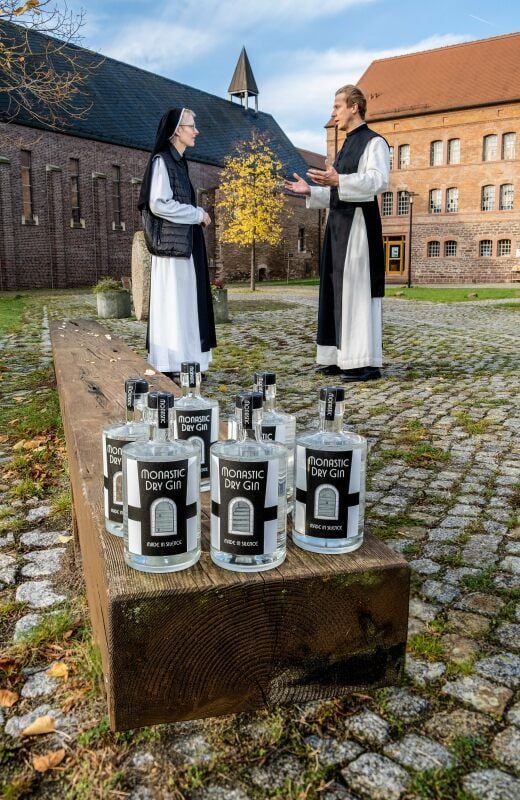 Der Pater und sein Produkt: Justinus C. Pech im Gespräch mit der Priorin des Klosters Helfta, Schwester Christiane, vor der Klosterkirche