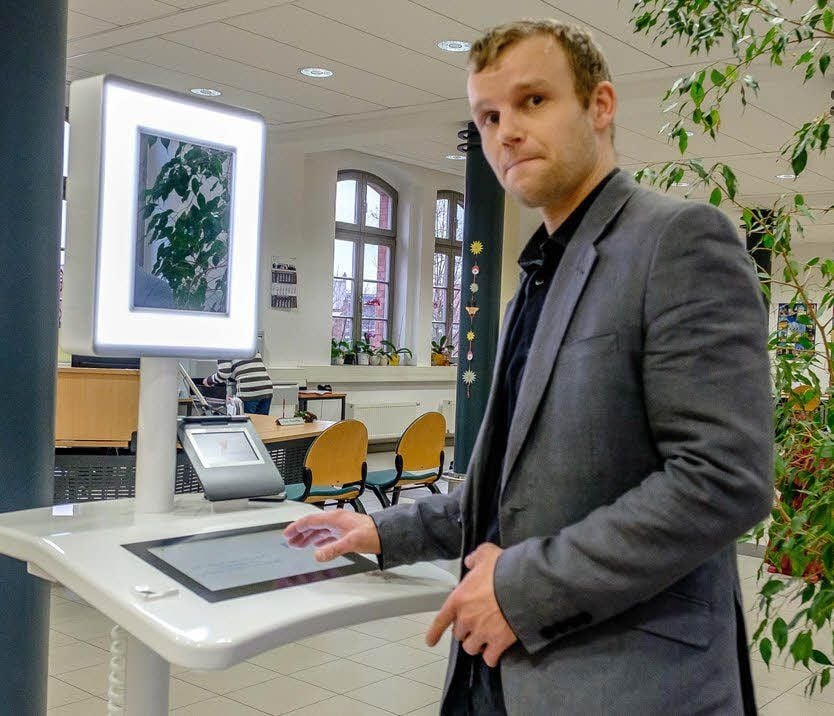 Ralf Wolfensteller, Sachgebietsleiter Bürgerbüro, führt das neue Terminal im Erdgeschoss des Neuen Rathauses vor.