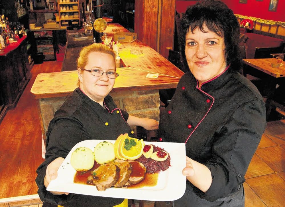 Franziska Kluge (links) und Michaela Englisch empfehlen zum Fest Rehbraten - der Rezepttipp aus der Küche vom Bernburger „Sägewerk“.
