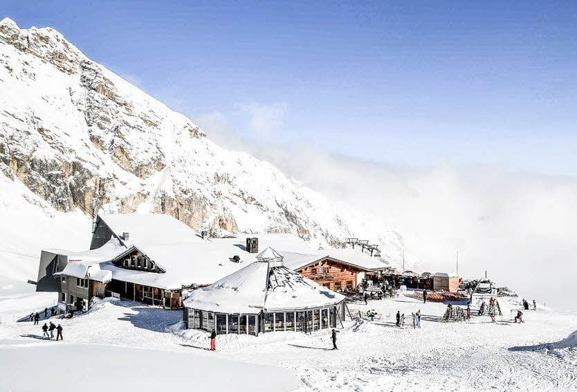 Ziemlich weit oben: Deutschlands höchstgelegener Weihnachtsmarkt steht auf der Zugspitze, mit 2 962 Metern höchster deutscher Gipfel.