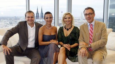 Die Moderatorinnen Miriam Pielhau (2.v.l.) und Alida Laünstein posieren im Kölntriangle Hochhaus in Köln bei einer Pressekonferenz zur neuen Big Brother-Staffel zusammen mit dem Programmdirektor von RTL II, Axel Kühn (r.) und dem Geschäftsführer von Endemol Deutschland, Marcus Wolter. (FOTO: DDP)