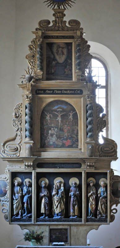 Der Hochaltar steht in der Stadt- und Klosterkirche Brehna. Oberhalb der Schnitzfiguren ist die Kreuzigungsszene dargestellt.