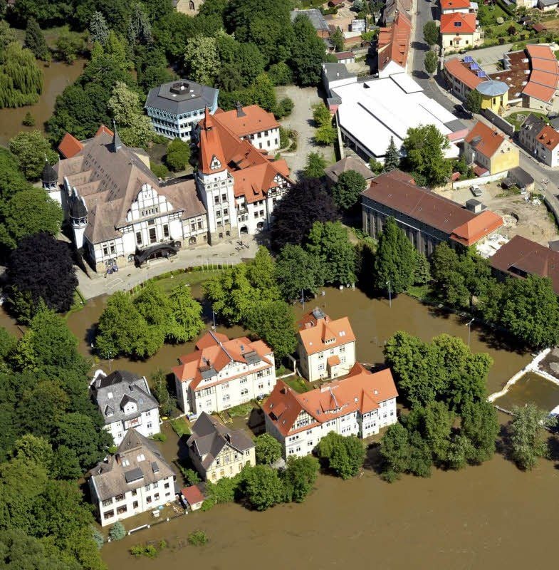 Ein Blick aus der Vogelperspektive verdeutlicht, dass auch das Bernburger Kurhaus vom Juni-Hochwasser betroffen war. Die Schäden belaufen sich auf 175.000 Euro für das Kurhaus und 120.000 Euro für den Kurpark.