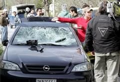 Blick auf ein von den Hooligans beschädigtes Auto in der Athener Vorstadt Paiania. Die Schlägereien waren vor Beginn des Frauen-Volleyball-Derbys um den griechischen Pokal ausgebrochen. (Foto: dpa)