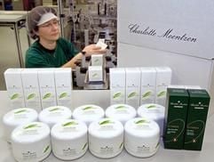 In der Charlotte Meentzen Kräutervitalkosmetik GmbH im sächsischen Radeberg überwacht die Mitarbeiterin Ramona Zinke die Abfüllung der Produkte, aufgenommen am 04.12.2003. Das zu den ältesten Kräuterkosmetik-Produzenten Deutschlands gehörende Unternehmen ist seit fast 75 Jahren in Sachsen beheimatet. Die Kosmetikartikel mit dem vierblättrigen Kleeblatt in der grün-weißen Verpackung sind gefragt wie nie. Die Firma schreibt schwarze Zahlen und konnte im vergangenen Jahr den Umsatz um zehn Prozent gegenüber 2002 (6 Millionen Euro) erhöhen. (Foto: dpa)