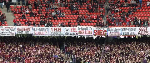 Mit zahlreichen Bannern Unterstützen Fans des 1. FC Nürnberg den Verein. (FOTO: DPA)