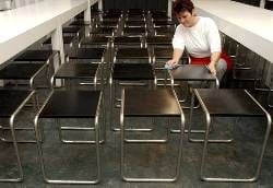Im Streit um die Verwertungsrechte an einem Stahlrohrhocker des Bauhaus-Künstlers Marcel Breuer (1902-1981) beginnt am heutigen Dienstag vor dem Oberlandesgericht Düsseldorf dasBerufungsverfahren. Die niedersächsische Möbelfirma tecta aus Lauenförde will mit Hilfe des Gerichts der L.& C. Stendal Metallmöbel GmbH (Sachsen-Anhalt) die Produktion des Hockers untersagen lassen. Im April 2001 war tecta mit seiner Klage vor dem Düsseldorfer Landgerichtgescheitert. (Foto: dpa)