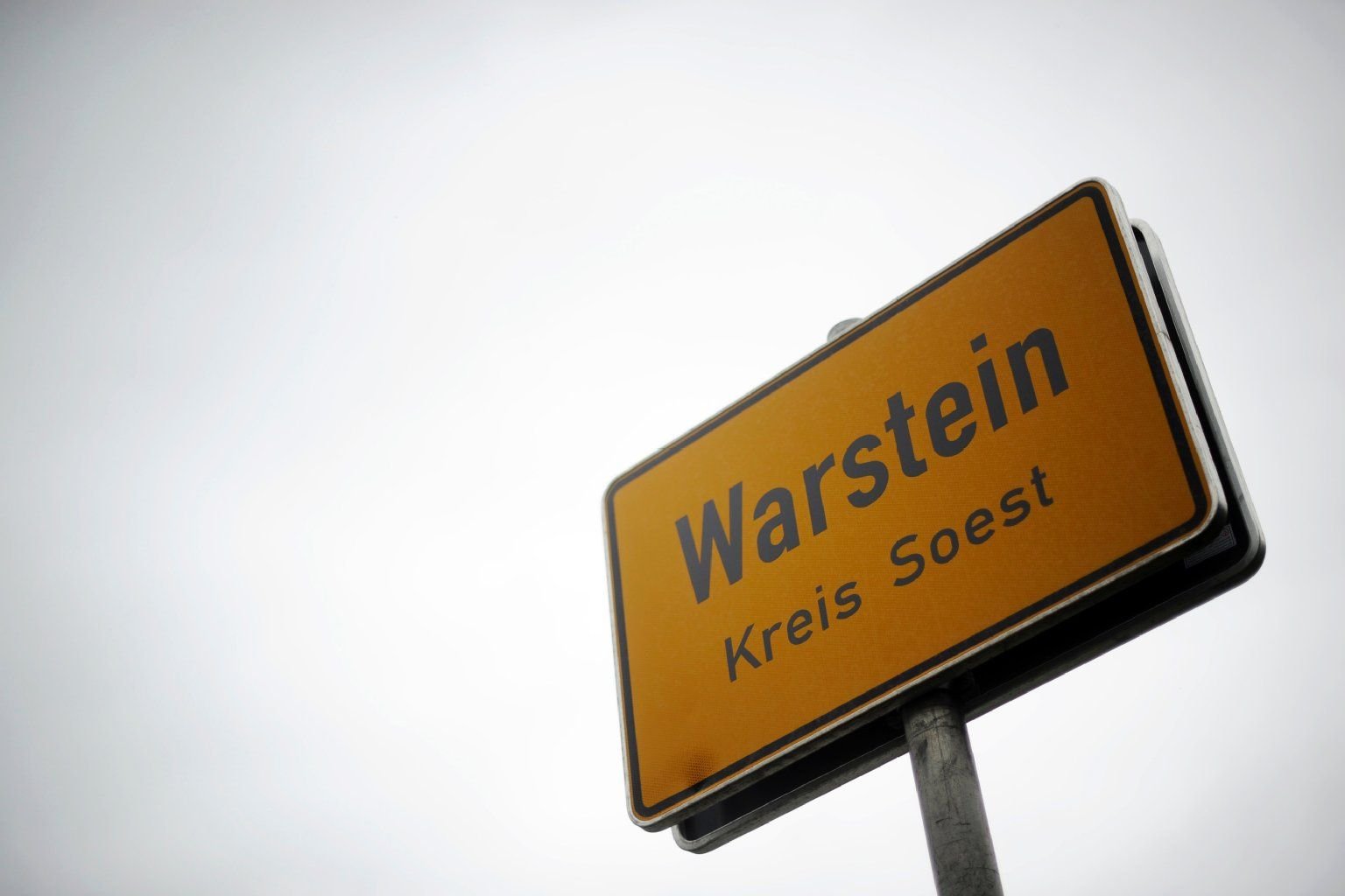 Das Ortsschild von Warstein, aufgenommen am 03.09.2013. Die Legionellen-Infektionswelle im sauerländischen Warstein geht weiter.