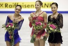 Carolina Kostner (M.) mit der Zweitplatzierten Sarah Meier aus der Schweiz und Laura Lepisto aus Finnland, die Dritte wurde. (Foto: dpa)
