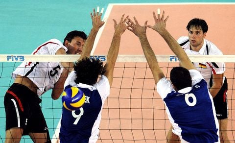 Die Tschechen blocken einen Ball von Bjorn Andrae. (FOTO: DPA)