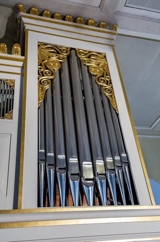 Während Tino Herrig am Klang der feilt, schleppt Gunnar Schmid die riesigen Holzpfeifen in die Kirche.