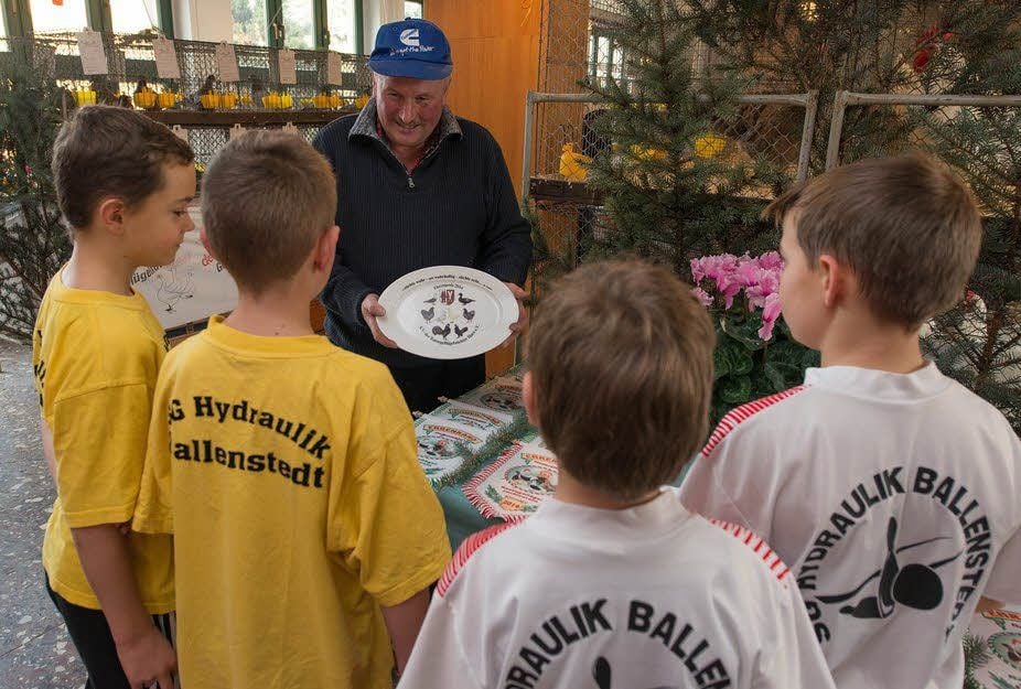 Was für schöne Preise: Die Bohle-Kegler Ramon, Justin, Maximilian und Ben staunten nicht schlecht, was Zuchtfreund Manfred Klocke da vom „Gabentisch“ holte.