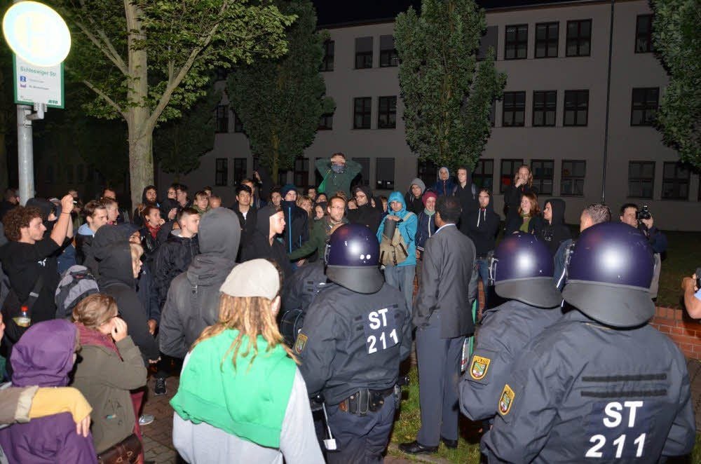 Nach zwei Stunden löst sich die Blockade der Abschiebung des Eritreers Adhanom Gebrehet auf. Die Polizei nimmt ihn daraufhin mit.