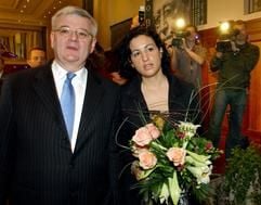 Bundesaußenminister Joschka Fischer steht am Dienstag (10. Mai 2005) in Berlin nach der Verleihung des Leo-Baeck-Preises des Zentralrates der Juden in Deutschland neben seiner Freundin Minu Barati. (Foto: dpa)