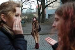 Das gezielte Berühren einer Kollegin kann sexuelle Belästigung sein. (Foto: dpa)