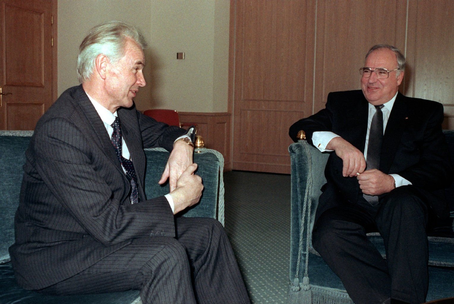 Der Ministerpräsident der DDR, Hans Modrow (l), und BRD-Bundeskanzler Helmut Kohl (CDU) bei einem Treffen 1990.
