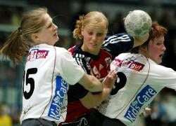 Handball, Vierländerturnier um den Weise-Cup am Sonntag (07.04.2002) im Neubrandenburger Jahnsportforum: Die Norwegerin Vigdis Harsaker (M) wird beim Wurfversuch von den Deutschen Elisabeth Rebber (l) und Stefanie Melbeck behindert im Spiel Norwegen gegen Deutschland bei der 32. Auflage des Nationenturniers. dpa/lmv