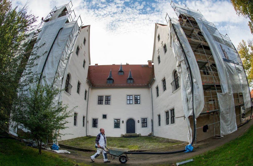 Nach der Fassade im Innenhof werden nun die nördlichen Fassaden des Ost- und Westflügels saniert.