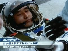 Der 38-jährige Yang Liwei aus dem Nordosten Chinas ist der erste chinesische Astronaut. «Ich fühle mich gut und mein Zustand ist normal», berichtete der frühere Luftwaffenpilot eine halbe Stunde nach dem Start über seine Körpertemperatur und seinen Blutdruck. (Foto: dpa)