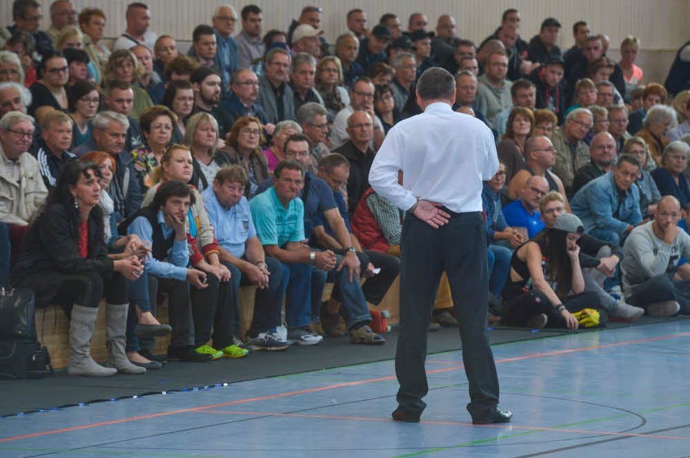 Landrat Uwe Schulze rief die rund 400 Teilnehmer der Informationsveranstaltung dazu auf, die Flüchtlinge in der Stadt willkommen zu heißen.