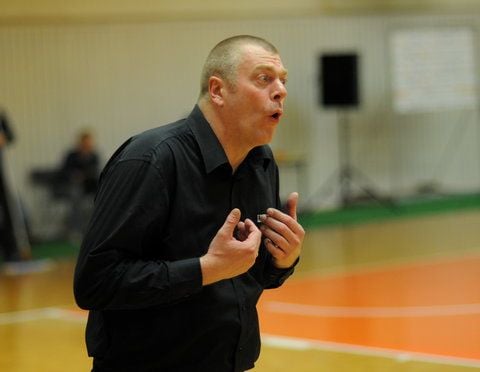 Halles Trainer Peter Kortmann gewohnt gestenreich. (Foto: Andreas Löffler)