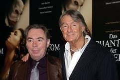 Der britische Erfolgskomponist Sir Andrew Llod Webber (l) und Regisseur Joel Schumacher stellen am Mittwoch (08.12.2004) auf einer Pressekonferenz in München ihr Film-Musical "Das Pantom der Oper" vor. Seit der Uraufführung des Musicals 1986 haben es mehr als 80 Millionen auf der Bühne gesehen. Ab 16. Dezember läuft der Film in den deutschen Kinos. (Foto: dpa)