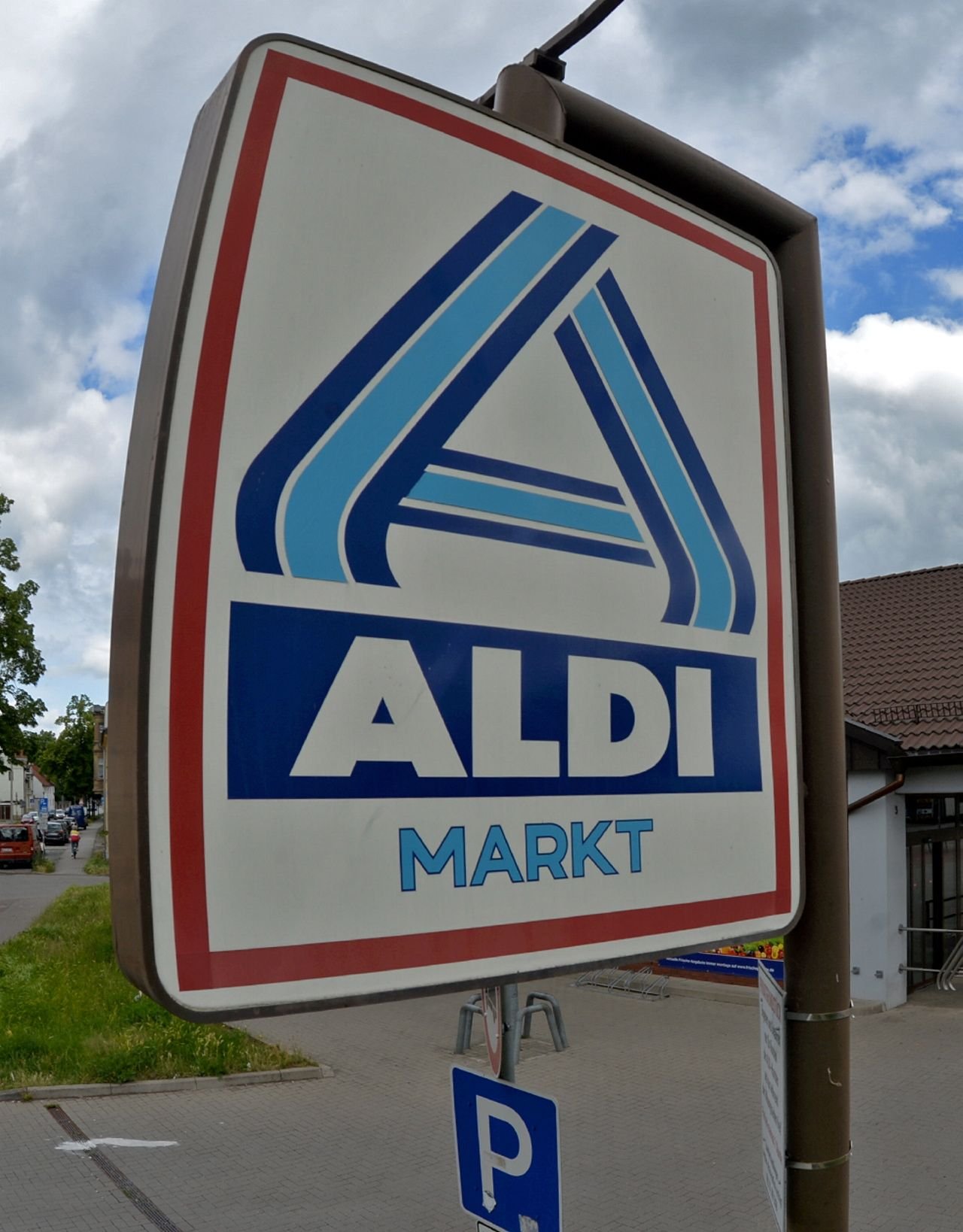 Ein Werbepylon steht am Parkplatz eines Aldi-Supermarktes.