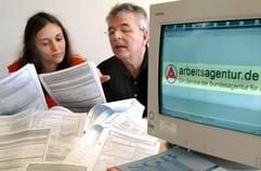 Ein Berater hilft in der Arbeitsagentur in Leipzig einer jungen Frau beim Ausfüllen des Antrags für das «Arbeitslosengeld II». (Foto: dpa)