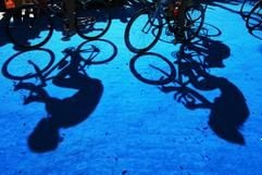 Lange Schatten werfen die Teilnehmer des Triathlon. (Foto: dpa)