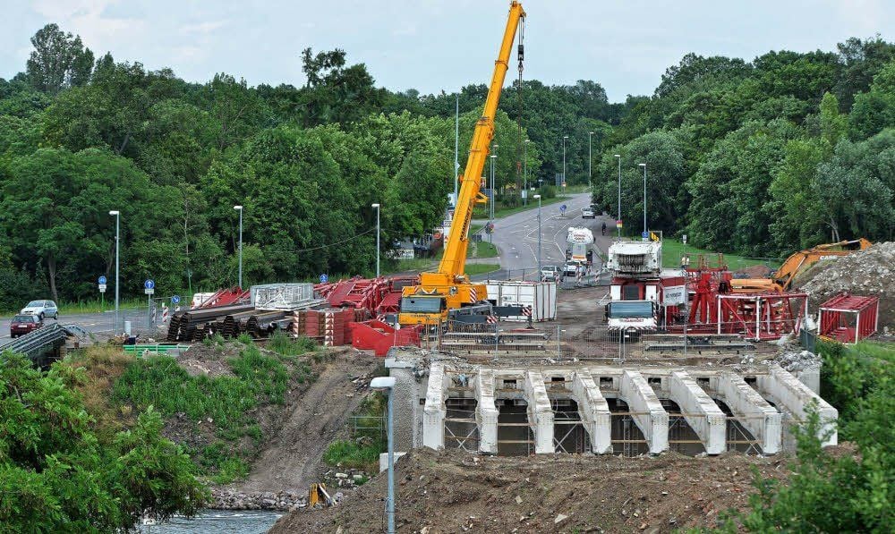 Seit Dienstag wird der Kran aufgebaut. Die Arbeiten dauern bis zum heutigen Abend an.