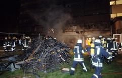 Feuerwehrleute bekämpfen am frühen Donnerstagmorgen (29.09.2005) in der Ostseeklinik in Schönberg (Kreis Plön) die Folgen einer Gasexplosion. (Foto: dpa)