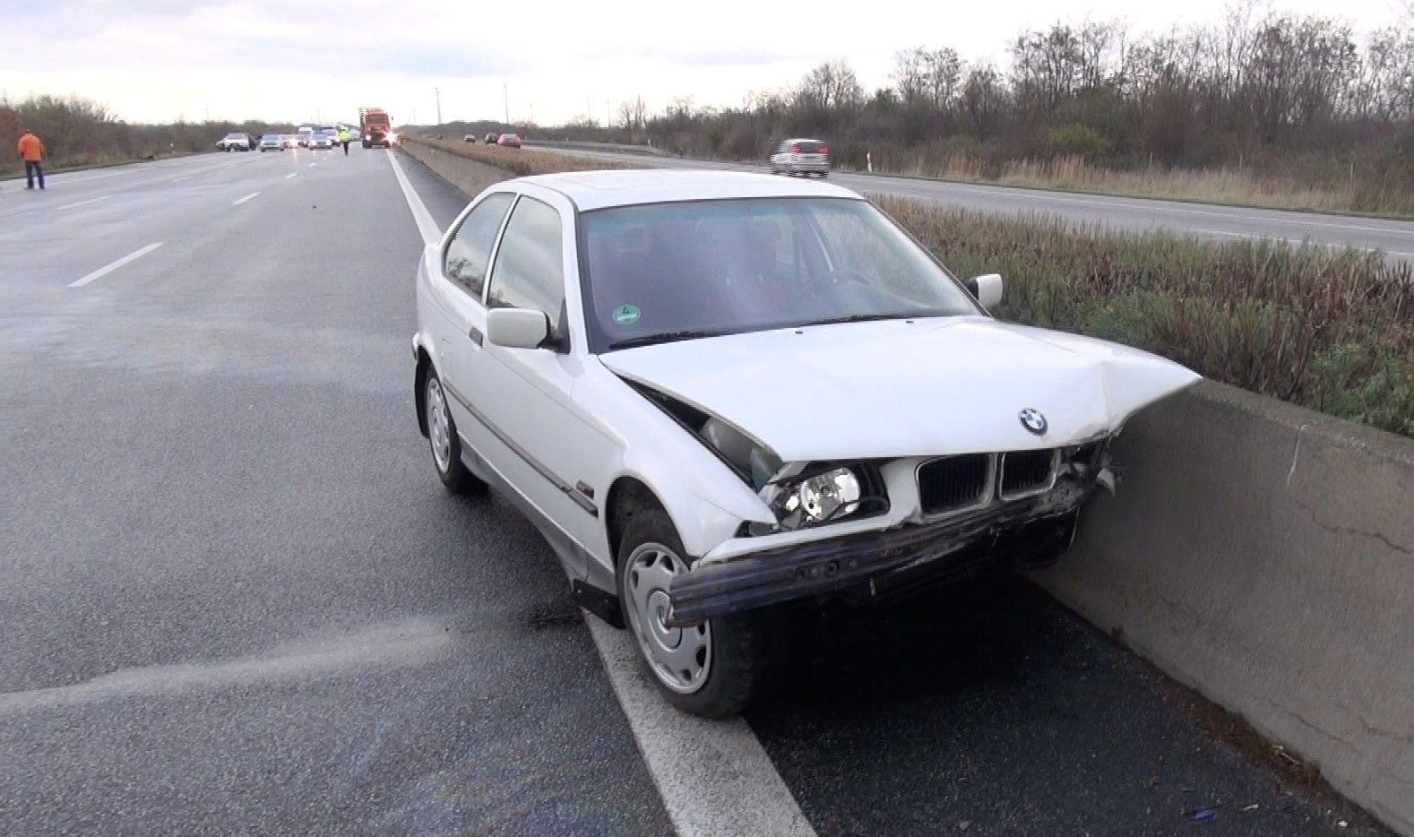 Das Wrack eines Autos steht an der Betonmauer des Mittelstreifens auf der Autobahn A9 bei Dessau.